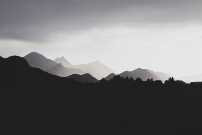 白天山脉的轮廓